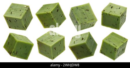 Cubetti di pesto al formaggio verde isolati su sfondo bianco Foto Stock