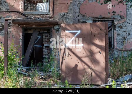 Simbolo della lettera Z dell'esercito russo sulla porta di una casa distrutta in Ucraina Foto Stock