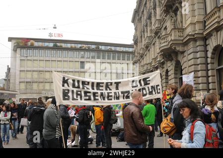 Demonstranten protestieren vor dem Hauptsitz der UBS und Credit Suisse am Zürcher Paradeplatz gegen die Abzocker und Bankenkrise. Auf dem Plakat steht Foto Stock