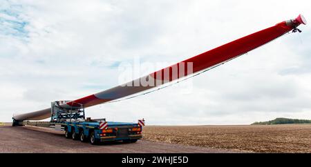 Turbine eoliche in costruzione. Pala per turbine eoliche in primo piano. Trasporto speciale di una lama Foto Stock