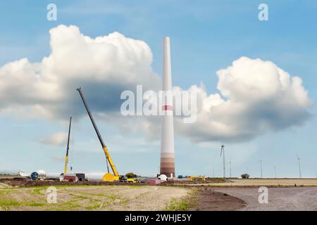 Terreni agricoli con lavori di costruzione presso il parco eolico di WÃ¶rrstadt, Germania. Foto Stock