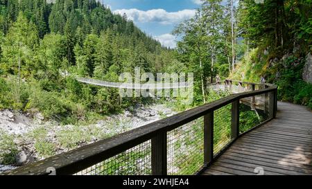 Ponte sospeso nella valle di Klausbach vicino a Ramsau / Berchtesgaden Foto Stock