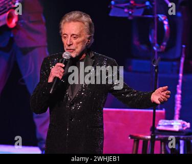 Hollywood Florida, Stati Uniti. 9 febbraio 2024. Frankie Valli e i Four Seasons si esibiscono durante l'ultimo Encores Tour all'Hard Rock Live tenuto al Seminole Hard Rock Hotel & Casino il 9 febbraio 2024 a Hollywood, Florida. Crediti: Mpi04/Media Punch/Alamy Live News Foto Stock