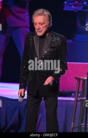 Hollywood Florida, Stati Uniti. 9 febbraio 2024. Frankie Valli e i Four Seasons si esibiscono durante l'ultimo Encores Tour all'Hard Rock Live tenuto al Seminole Hard Rock Hotel & Casino il 9 febbraio 2024 a Hollywood, Florida. Crediti: Mpi04/Media Punch/Alamy Live News Foto Stock