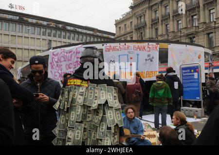 Ein Geldvernichtungsmonster protestiert vor der UBS Hauptsitz am Zürcher Paradeplatz gegen die Abzocker und Bankenkrise Foto Stock