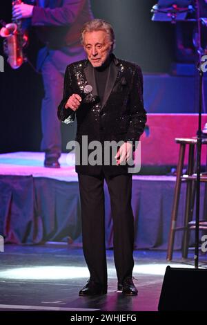 Hollywood Florida, Stati Uniti. 9 febbraio 2024. Frankie Valli e i Four Seasons si esibiscono durante l'ultimo Encores Tour all'Hard Rock Live tenuto al Seminole Hard Rock Hotel & Casino il 9 febbraio 2024 a Hollywood, Florida. Crediti: Mpi04/Media Punch/Alamy Live News Foto Stock