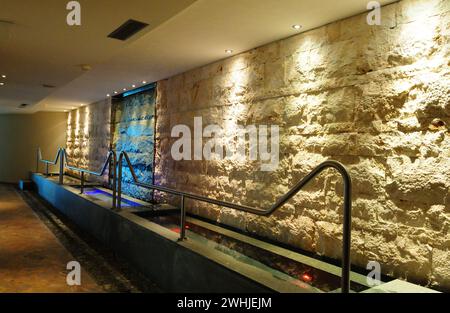 Der riesige Indoor-pool des Kronenhof Hotel a Pontresina mit grandioser Sicht auf die Oberengadiner Berge. L'enorme piscina interna del lussuoso Kronen Foto Stock