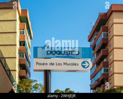 Fuengirola, Malaga, Spagna. 02/06/2024. Graffiti murali in diversi stili sulle facciate del popolare quartiere di El Botequillo. Foto Stock