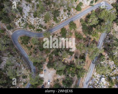 I ciclisti salgono lungo la strada di lluc Foto Stock