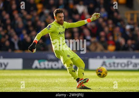 Wolverhampton, Regno Unito. 10 febbraio 2024. Jose sa del Wolverhampton Wanderers fa un goal kick durante la partita di Premier League tra Wolverhampton Wanderers e Brentford a Molineux, Wolverhampton, Inghilterra, il 10 febbraio 2024. Foto di Scott Boulton. Solo per uso editoriale, licenza richiesta per uso commerciale. Non utilizzare in scommesse, giochi o pubblicazioni di singoli club/campionato/giocatori. Crediti: UK Sports Pics Ltd/Alamy Live News Foto Stock