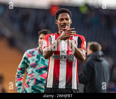 10 febbraio 2024; Molineux Stadium, Wolverhampton, West Midlands, Inghilterra; Premier League Football, Wolverhampton Wanderers contro Brentford; Ethan Pinnock di Brentford applaude i tifosi itineranti dopo il fischio finale Foto Stock