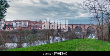 Panorama di Montauban nel Tarn et Garonne in Occitanie, Francia Foto Stock