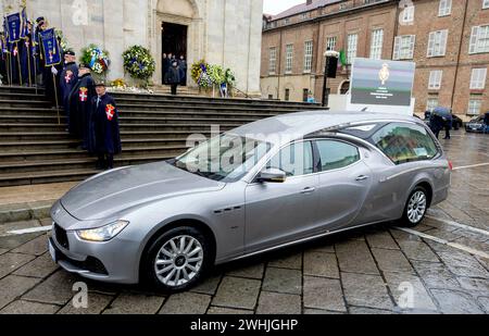 Torino, Italia. 10 febbraio 2024. Auto funebre al Duomo di Torino, il 10 febbraio 2024, dopo la cerimonia funebre del Principe Vittorio Emanuele di Savoia (12-2-1937 – 3-2-2024), l'ultimo Principe ereditario d'Italia crediti: Albert Nieboer/Paesi Bassi OUT/Point de Vue OUT/dpa/Alamy Live News Foto Stock