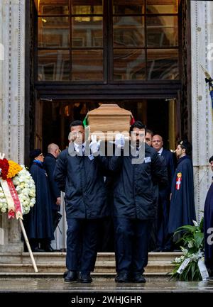 Torino, Italia. 10 febbraio 2024. La bara viene portata all'esterno del Duomo di Torino, il 10 febbraio 2024, dopo la cerimonia funebre del Principe Vittorio Emanuele di Savoia (12-2-1937 – 3-2-2024), ultimo Principe ereditario d'Italia credito: Albert Nieboer/Netherlands OUT/Point de Vue OUT/dpa/Alamy Live News Foto Stock