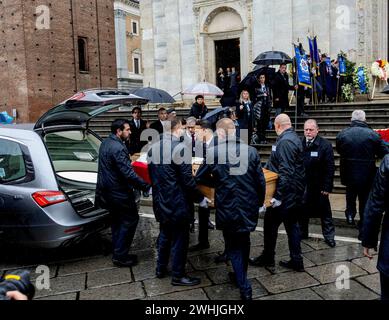 Torino, Italia. 10 febbraio 2024. La bara viene portata all'esterno del Duomo di Torino, il 10 febbraio 2024, dopo la cerimonia funebre del Principe Vittorio Emanuele di Savoia (12-2-1937 – 3-2-2024), ultimo Principe ereditario d'Italia credito: Albert Nieboer/Netherlands OUT/Point de Vue OUT/dpa/Alamy Live News Foto Stock