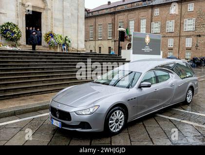 Torino, Italia. 10 febbraio 2024. Auto funebre al Duomo di Torino, il 10 febbraio 2024, dopo la cerimonia funebre del Principe Vittorio Emanuele di Savoia (12-2-1937 – 3-2-2024), l'ultimo Principe ereditario d'Italia crediti: Albert Nieboer/Paesi Bassi OUT/Point de Vue OUT/dpa/Alamy Live News Foto Stock