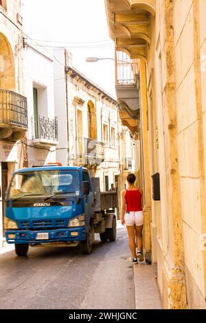 Rabat, Malta - 19 giugno 2023: Strada adatta per auto e con marciapiede molto piccolo, tipico di Malta Foto Stock