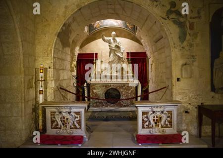 Rabat, Malta - 20 giugno 2023: Altare dedicato a San Paolo nelle Catacombe di San Paolo nel centro di Rabat, Malta Foto Stock