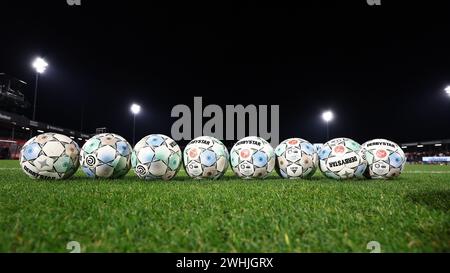 Almere, Paesi Bassi. 10 febbraio 2024. ALMERE, 10-02-2024, Yanmar Stadium, stagione 2023/2024, calcio olandese Eredivisie. Derbystar Ball prima della partita Almere City - AZ crediti: Pro Shots/Alamy Live News Foto Stock