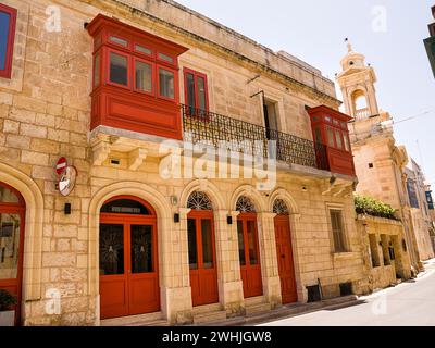 Gallarija, balconi chiusi, tipici di Malta, e campanile della chiesa di Santa Maria di doni Foto Stock