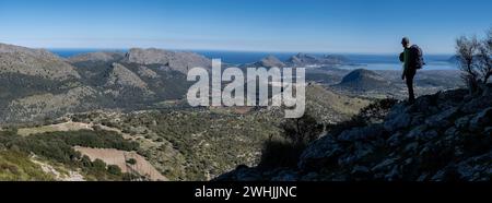 Escursionisti che salgono Cucuia de Fartaritx con la baia di Alcudia sullo sfondo Foto Stock