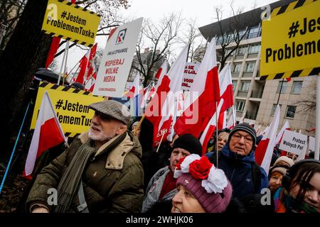 Varsavia, Polonia, 10 febbraio 2024. Una folla di persone, con bandiere nazionali polacche e bandiere antigovernative, guidate da media di estrema destra - Gazeta Polska e TV Republica e diritto e giustizia (Prawo i Sprawiedliwość - PIS) i leader dei partiti politici organizzano una protesta a sostegno degli attuali giudici della Corte costituzionale di fronte all'edificio della Corte in via Szucha. La Polonia attraversa una crisi costituzionale, poiché l'attuale governo centrista afferma che i giudici della Corte costituzionale sono stati insediati illegalmente da un ex governo di destra. L'opposizione di destra dimostra il sostegno dei giudici della Corte Foto Stock