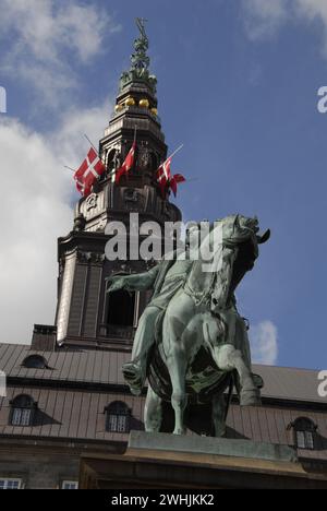 COPENAGHEN / DANIMARCA  09 Aprile 2016   oggi dannebrag in altra bandiera danese è a metà palo su tutto il governo qnd edificio pubblico e parlamento danese cristiani nella memoria del giorno nero nella storia danese Germania nazista occupazione il 9 aprile 1940 durign seconda guerra mondiale Photo.Francis Joseph Dean/Deanpictures) Foto Stock