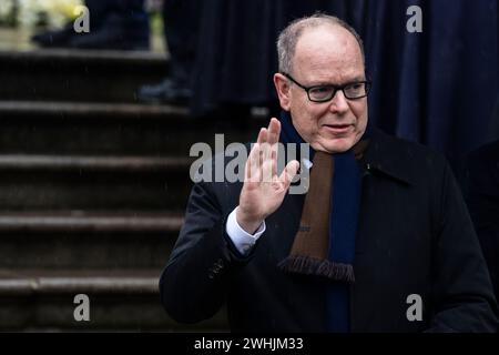 Torino, Italia. 10 febbraio 2024. Il Principe Alberto II di Monaco sventola mentre arriva alla Cattedrale di Torino per la cerimonia funebre di Vittorio Emanuele di Savoia. Vittorio Emanuele di Savoia era figlio di Umberto II di Savoia, ultimo re d'Italia, e morì a Ginevra il 3 febbraio 2024. Crediti: Nicolò campo/Alamy Live News Foto Stock