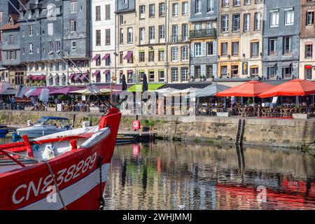 Il vecchio porto fiancheggiato da ristoranti a Honfleur, Normandia, Francia Foto Stock