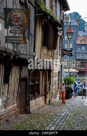 Edifici storici medievali a Honfleur, Normandia, Francia Foto Stock