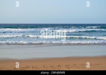 Paesaggio dalla spiaggia di Cofete a Fuerteventura nel Parco naturale di Jandia con montagne Foto Stock