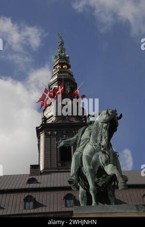 COPENAGHEN / DANIMARCA  09 aprile 2016   oggi dannebrog in un'altra bandiera danese è a mezz'asta su tutti gli edifici pubblici del governo e del parlamento danese cristiani nella memoria della giornata nera nella storia danese occupazione della germania nazista il 9 aprile 1940 durign 2nd World War Photo.Francis Joseph Dean/DeanPictures Foto Stock