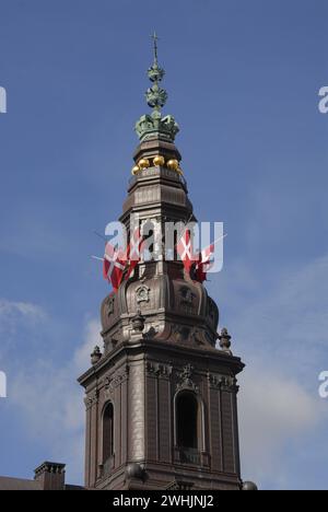 COPENAGHEN / DANIMARCA  09 aprile 2016   oggi dannebrog in un'altra bandiera danese è a mezz'asta su tutti gli edifici pubblici del governo e del parlamento danese cristiani nella memoria della giornata nera nella storia danese occupazione della germania nazista il 9 aprile 1940 durign 2nd World War Photo.Francis Joseph Dean/Deanpictures Foto Stock