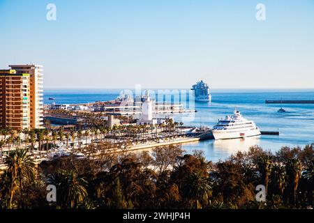 Vista di Malaga al tramonto, banner di viaggio Foto Stock