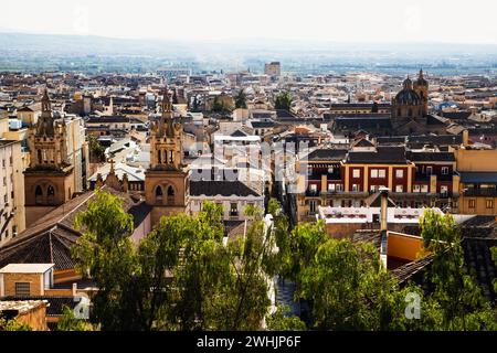 Il pittoresco quartiere di Albaicin a Granada in un pomeriggio estivo di sole. Andalusia Spagna. Foto Stock