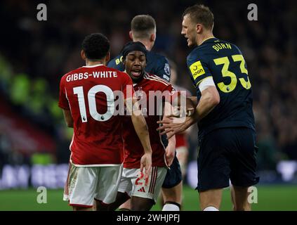 Anthony Elanga (centro) del Nottingham Forest si trova tra Morgan Gibbs-White (a sinistra) del Nottingham Forest e Dan Burn (a destra) del Newcastle United mentre si scontrano durante la partita di Premier League al City Ground di Nottingham. Data foto: Sabato 10 febbraio 2024. Foto Stock