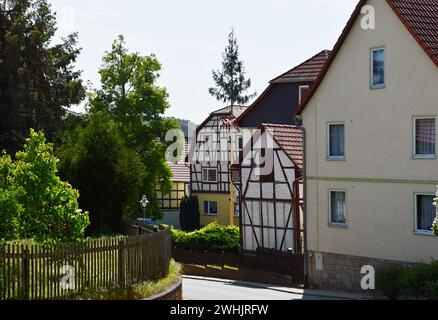 Edifici storici nel villaggio di Grosskochberg, Turingia Foto Stock