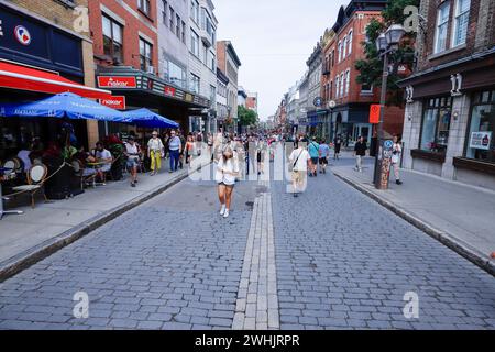 Quebec, Canada - 12 agosto 2023: Vista sulla strada di Saint Jean Baptiste con gente del posto e turisti nella città di Quebec, la strada pedonale più famosa. C'è un sacco di caffè Foto Stock