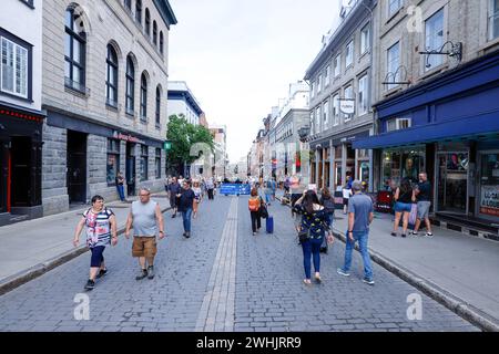 Quebec, Canada - 12 agosto 2023: Vista sulla strada di Saint Jean Baptiste con gente del posto e turisti nella città di Quebec, la strada pedonale più famosa. C'è un sacco di caffè Foto Stock