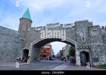 Quebec, Canada - 12 agosto 2023 - i turisti passeggiano di fronte alle storiche mura fortificate nel centro di Quebec City, Canada Foto Stock