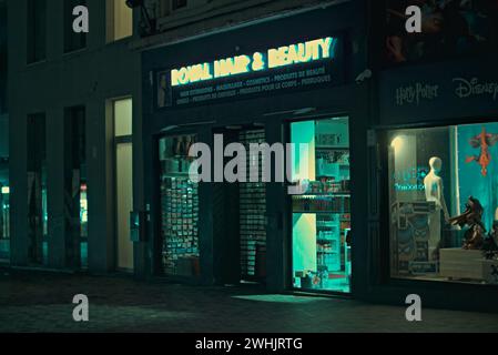 Bruxelles, Belgio. 5 febbraio 2024. Fotografia astratta di un paesaggio di strada. Riponi la facciata di notte Foto Stock