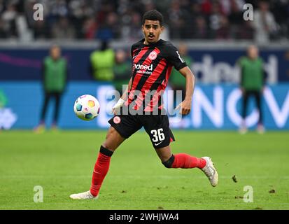 10 febbraio 2024, Assia, Francoforte sul meno: Calcio: Bundesliga, Eintracht Francoforte - VfL Bochum, giorno 21 presso Deutsche Bank Park. Ansgar Knauff di Francoforte in azione. Foto: Arne Dedert/dpa - NOTA IMPORTANTE: In conformità con le normative della DFL German Football League e della DFB German Football Association, è vietato utilizzare o far utilizzare fotografie scattate nello stadio e/o della partita sotto forma di immagini sequenziali e/o serie di foto video. Foto Stock