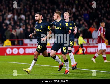 Bruno Guimaraes (a sinistra) del Newcastle United celebra il terzo gol della squadra durante la partita di Premier League al City Ground, Nottingham. Data foto: Sabato 10 febbraio 2024. Foto Stock