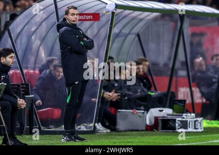 Almere, Paesi Bassi. 10 febbraio 2024. ALMERE, PAESI BASSI - 10 FEBBRAIO: Il 4° ufficiale Robin Vereijken guarda durante la partita olandese Eredivisie tra Almere City FC e AZ Alkmaar allo Yanmar Stadion il 10 febbraio 2024 ad Almere, Paesi Bassi. (Foto di Pieter van der Woude/Orange Pictures) credito: Orange Pics BV/Alamy Live News Foto Stock