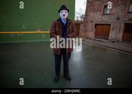 Luzon, Castilla la Mancha, Spagna. 10 febbraio 2024. Un uomo con il volto coperto durante i "Diavoli di Luzon" che corre per le strade della città durante la celebrazione del carnevale. I Diavoli di Luzon sono un'antica festa, dove i partecipanti coprono il viso e le braccia con olio e fuliggine, hanno anche corna di toro sulla testa e una patata a forma di denti in bocca. (Immagine di credito: © Luis Soto/ZUMA Press Wire) SOLO PER USO EDITORIALE! Non per USO commerciale! Foto Stock