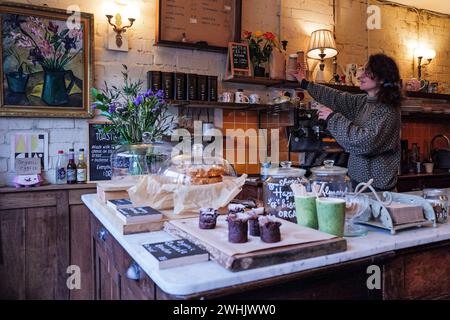 Mercato di King's Yard Street, Pontcanna, Cardiff. Mercato agricolo, pop-up, arte, artigianato, cibo. Concept retail, artigiano. The Wardrobe Coffee Shop. Foto Stock