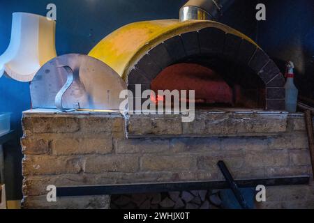 Forno a legna per pizza. King's Road Yard Street Market, Pontcanna, Cardiff. Mercato agricolo, . Concept retail, artigiano. La pizza di Tom. Cibo artigianale. Foto Stock