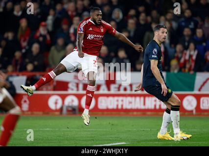 Nuno Tavares (a sinistra) del Nottingham Forest ha un tiro in porta durante la partita di Premier League al City Ground, Nottingham. Data foto: Sabato 10 febbraio 2024. Foto Stock