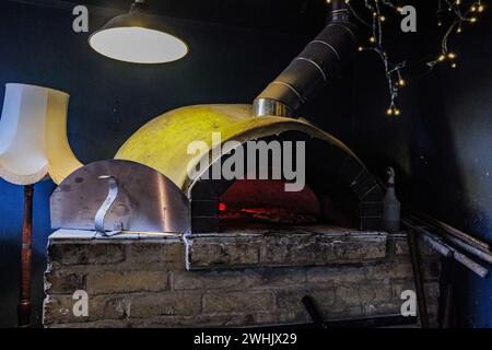 Forno a legna per pizza. King's Road Yard Street Market, Pontcanna, Cardiff. Mercato agricolo, . Concept retail, artigiano. La pizza di Tom. Cibo artigianale. Foto Stock