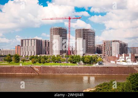 Skyline del centro città. Vista del quartiere di Ostenda nel centro di Francoforte. Fiume - meno e appartamento di lusso Foto Stock